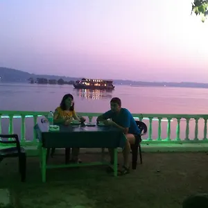 Pauline Riverfront Morjim