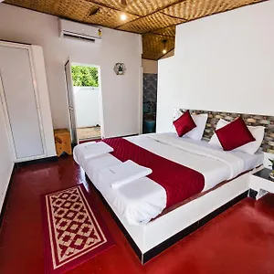 La Paulo's Near Beach Resort Morjim