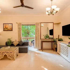 Elegant Pool Side 2bhk Retreat 5 Mins Walk To Candolim * Aguada