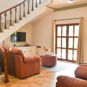 Oreka - Artistic 3bhk Farm In Parra, Near Coconut Tree Rd Villa