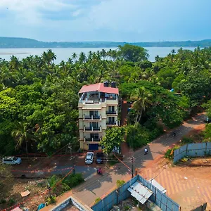 Helloworld Riverbank Hotel