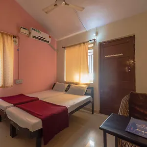 Hotel Oyo Stayout Near Tito's Lane Baga