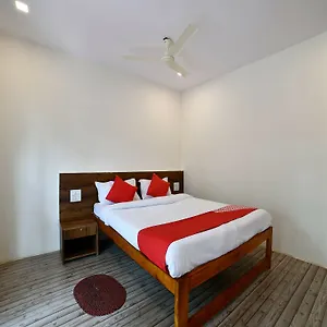 Oyo 26851 La Perla Hotel