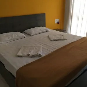 Oyo Stayout 2bhk Near Tito's Lane Hotel